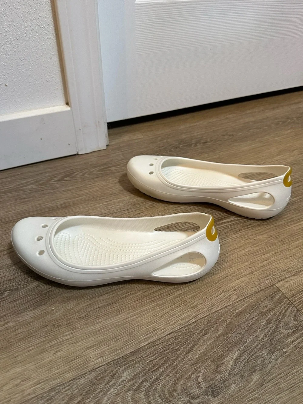 Crocs Women’s Size 8 White Ballet Flats Slip On Shoes
